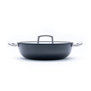Litinový kastrol o průměru 30 cm z tenkostěnné litiny. Barva: matná černá. Skvělý na pečení masa, zapékání i dušení.