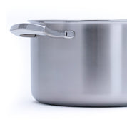 Nerezový vícevrstvý hrnec o průměru 24 cm, vhodný na všechny typy sporáků včetně indukce.