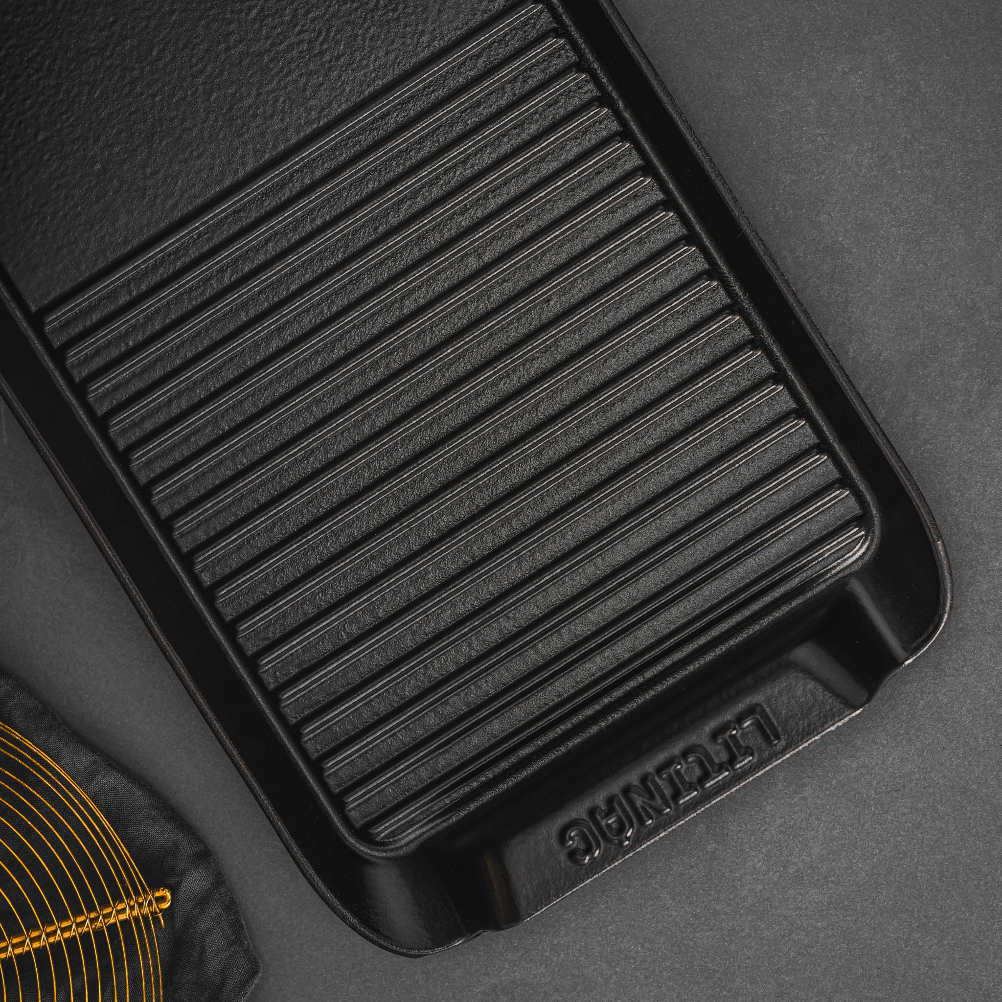 Litinová deska se smaltovaným povrchem, velikost 24 cm, vhodná na všechny typy sporáků, včetně indukce.