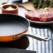 litinova panev s titanem – odolna neprilnava a elegantni