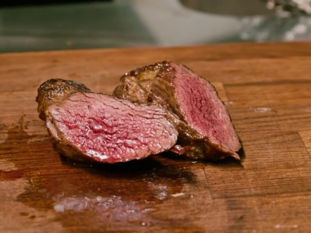Nakrájený steak na talíři