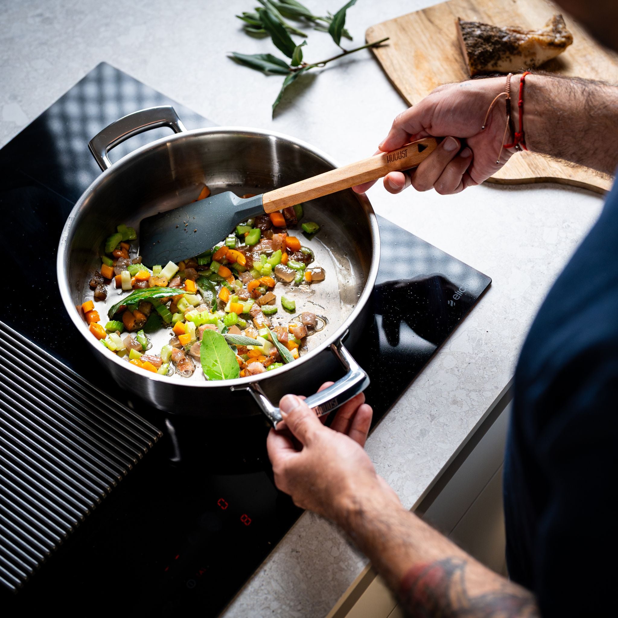 profesionalni nerezova saute panev s vicevrstvym dnem